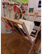 Présentoir en Bois en Forme d’Éventail dans une galerie d'art