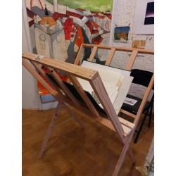 Présentoir en Bois en Forme d’Éventail dans une galerie d'art