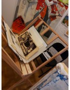 Présentoir en Bois en Forme d’Éventail avec des œuvre d'artiste.