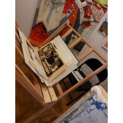 Présentoir en Bois en Forme d’Éventail avec des œuvre d'artiste.