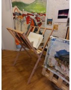 Présentoir en Bois en Forme d’Éventail dans une galerie d'art