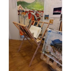 Présentoir en Bois en Forme d’Éventail dans une galerie d'art