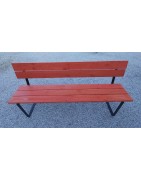 Banc en bois lasure orange avec dossier et pieds en métal noir