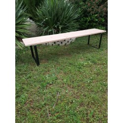 Banc en bois naturel avec ces pied en métal noir