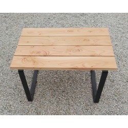 Table basse en bois naturel avec ces pieds en métal noir