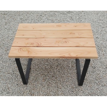 Table basse en bois naturel avec ces pieds en métal noir