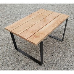 Table basse en bois naturel avec ces pieds en métal noir