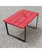 Table basse en bois lasure rouge avec ces pieds en métal noir