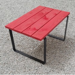 Table basse en bois lasure rouge avec ces pieds en métal noir