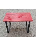 Table basse en bois lasure rouge avec ces pieds en métal noir