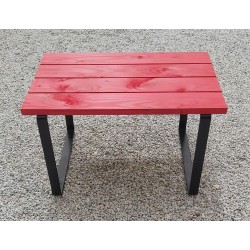 Table basse en bois lasure rouge avec ces pieds en métal noir