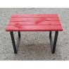 Table basse en bois lasure rouge avec ces pieds en métal noir