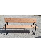 Banc en bois avec dossier en bois et ça base en métal ainsi que ces accoudoir peint noir