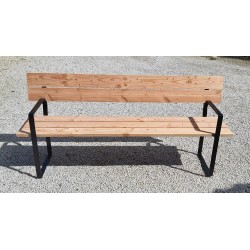 Banc en bois avec dossier en bois et ça base en métal ainsi que ces accoudoir peint noir