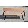 Banc en bois avec dossier en bois et ça base en métal ainsi que ces accoudoir peint noir