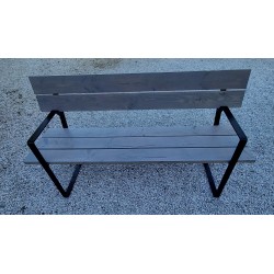 Banc en bois lasure grise avec dossier en bois et ça base en métal ainsi que ces accoudoir peint noir