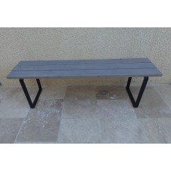 Banc en bois avec lasure grise et ça base en métal peint noir