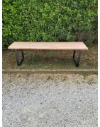 Banc en bois et ça base en métal peint noir