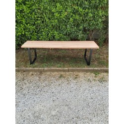 Banc en bois et ça base en métal peint noir