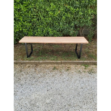 Banc en bois et ça base en métal peint noir