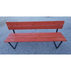 Banc en bois et son dossier en bois avec lasure orange et ça base en métal peint noir