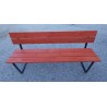 Banc en bois et son dossier en bois avec lasure orange et ça base en métal peint noir